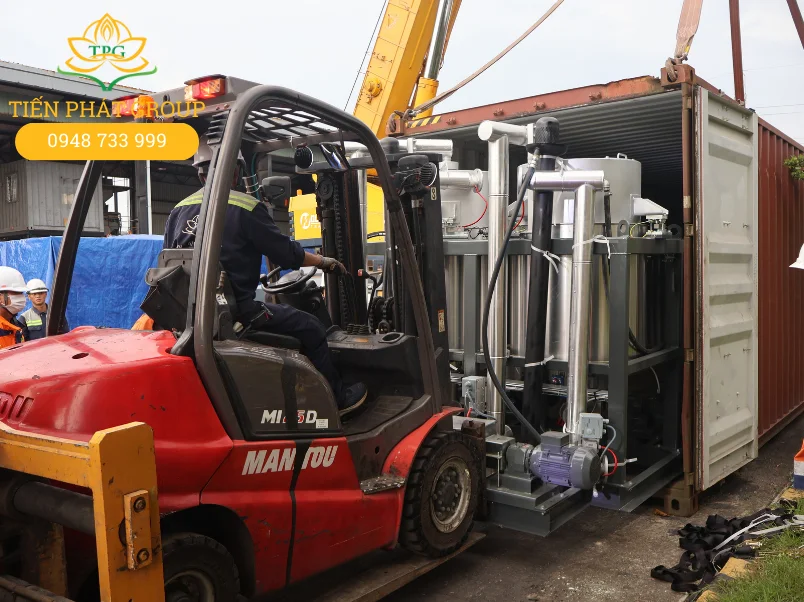 Dich vu dong rut container cua Tien Phat Group gom dong container, rut container va dong rut may moc hang nang, cong kenh