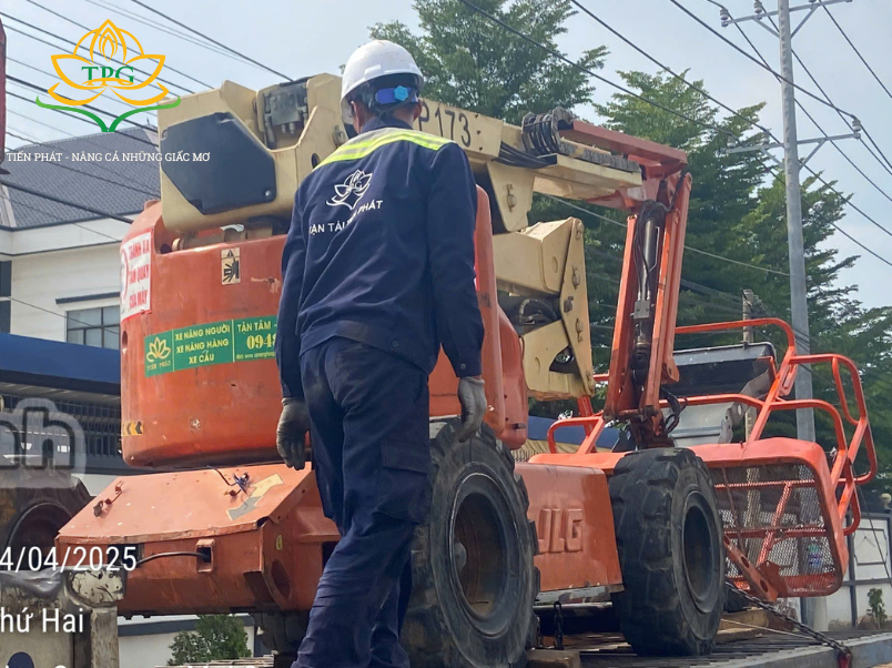 Cho thuê xe nâng người tại Hóc Môn uy tín, giá rẻ 2 Cho thue xe nang nguoi Boom Lift co can vuon