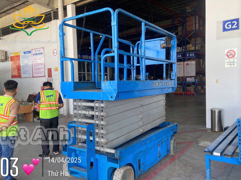 Cho thuê xe nâng người tại Hóc Môn uy tín, giá rẻ 1 Cho thue xe nang nguoi cat keo Scissor Lift