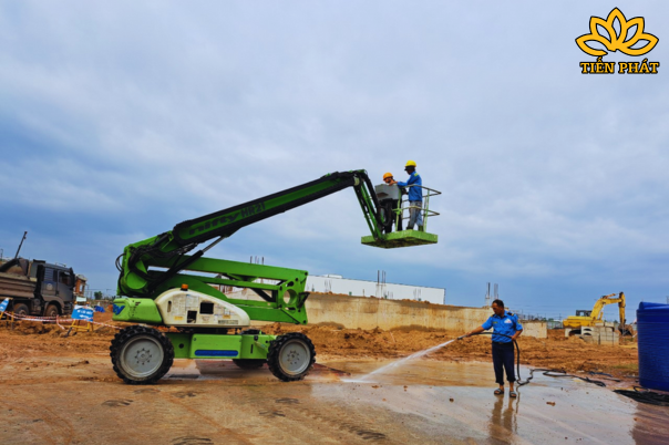 Thue xe nang nguoi Boom Lift chay dau o TpHCM