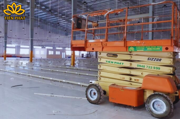 Thue xe nang nguoi cat keo Scissor Lift