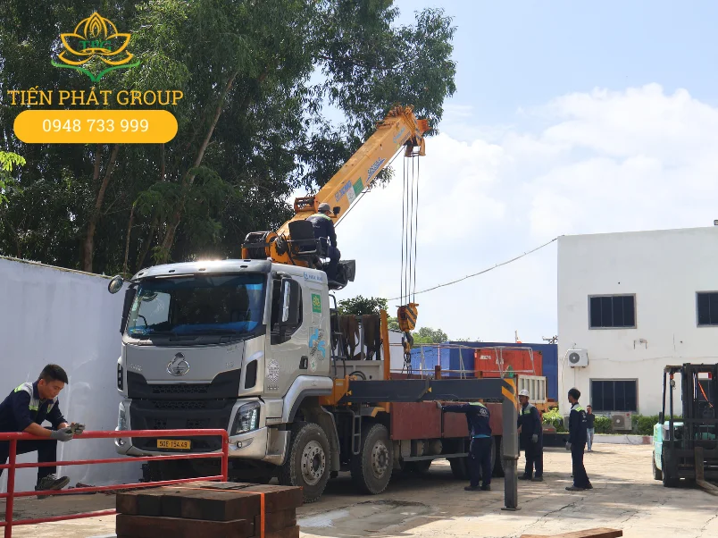 Tien Phat Group cho thue xe cau tu hanh nang ha hang hoa tai Ben Luc, Long An