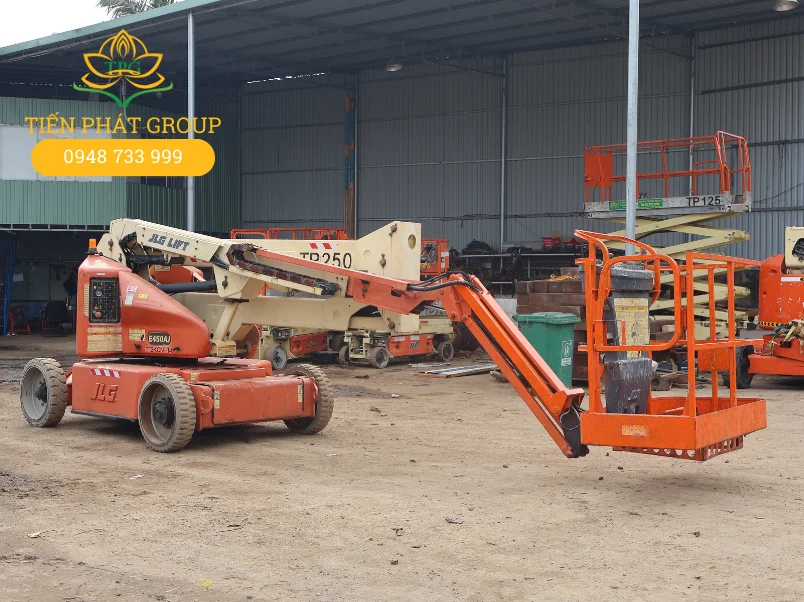 Cho thuê xe nâng người tại TPHCM (Sài Gòn) bảng giá 2026 1 Xe nang nguoi Boom Lift chay dau diesel JLG tai Tien Phat