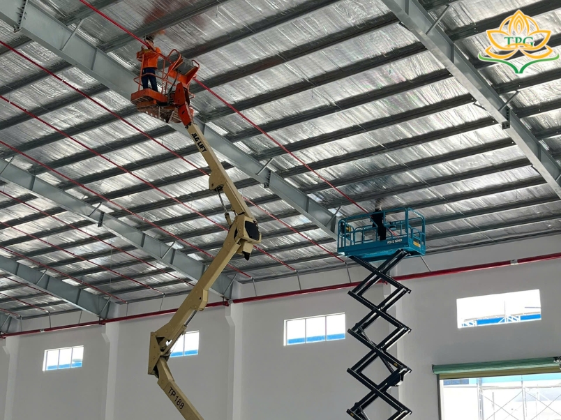 Cho thuê xe nâng người cắt kéo, xe boom lift thi công PCCC 4 ung dung cu the cua xe nang nguoi trong thi cong pccc la gi