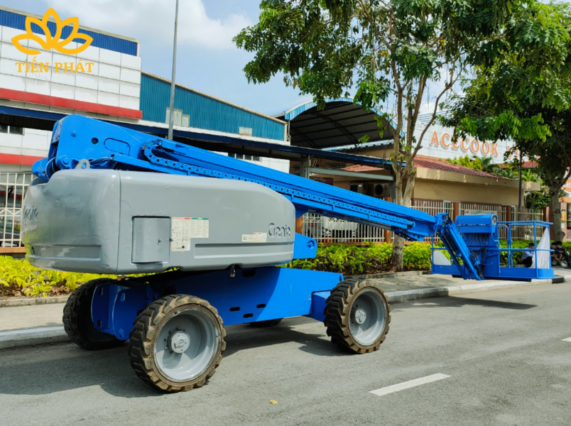 xe nang nguoi boom lift dau