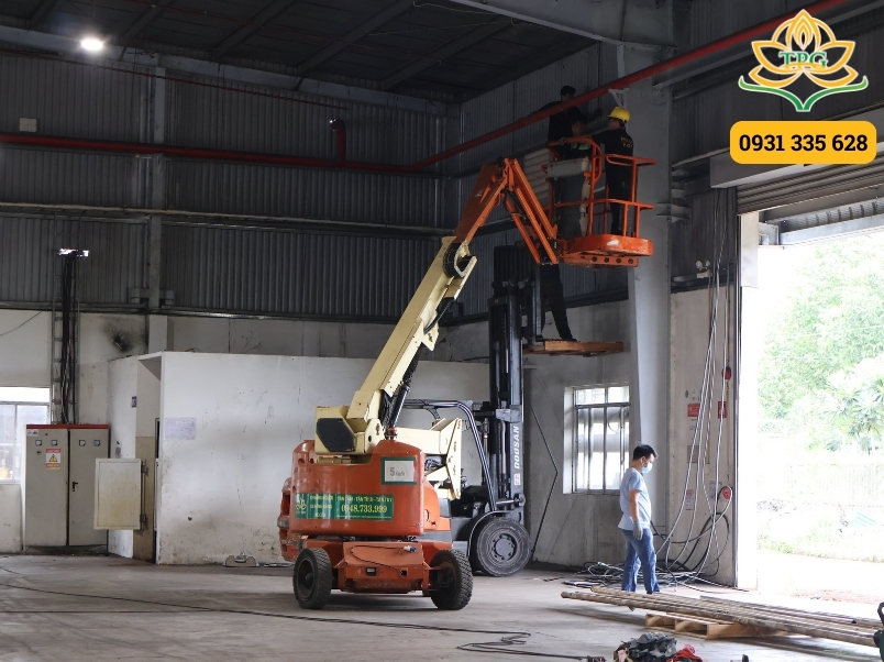 Giá thuê xe nâng người 14m cắt kéo, boom lift 7 cac loai hinh dich vu thue xe nang nguoi 14m