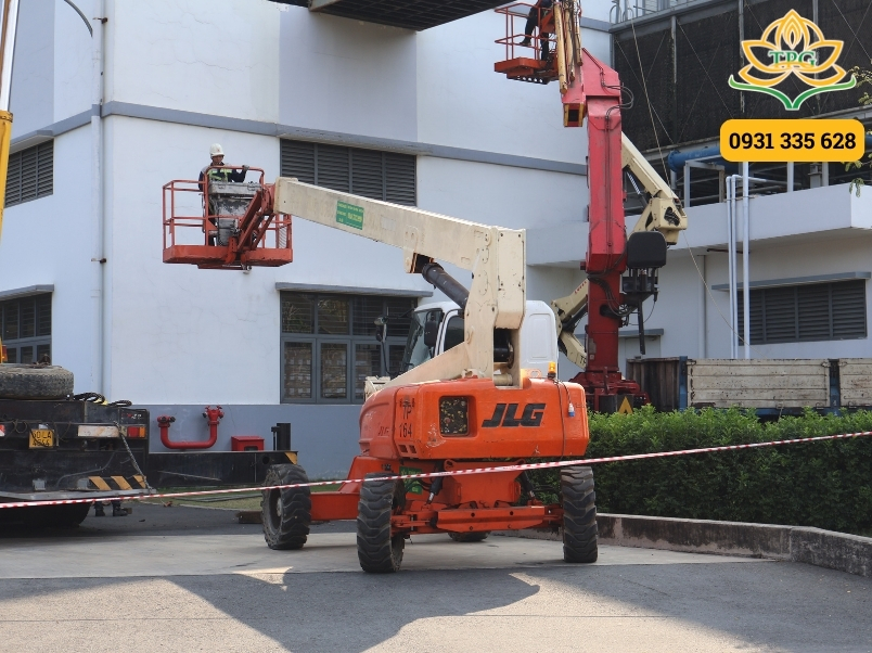 Cho thuê xe nâng người tại Bình Tân uy tín giá 400.000đ/ca 2 xe nang boom lift can ong long