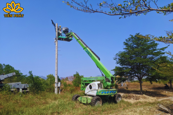 Cho thue xe nang nguoi boomlift can ong long tai quan 12