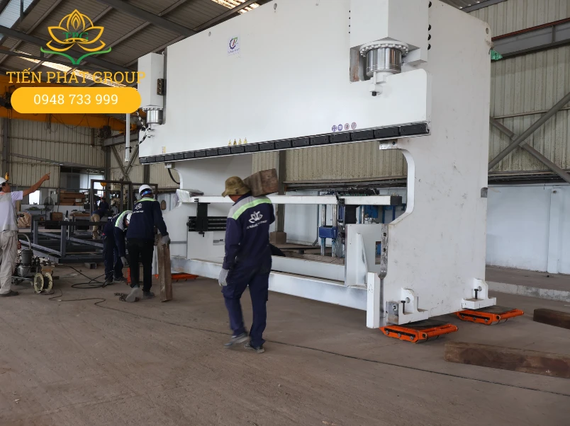 Tien Phat Group thuc hien chuyen kho xuong va di doi may chan tai Ben Luc, Long An