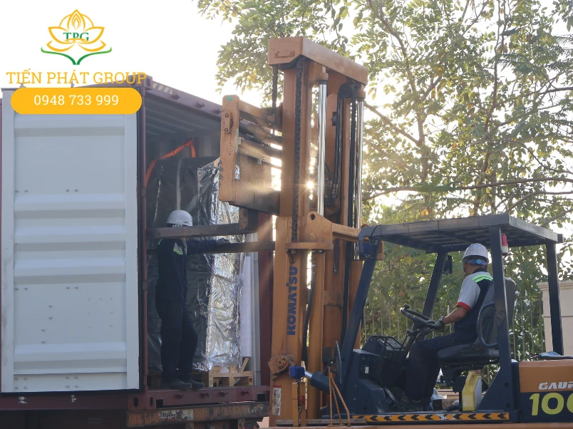 Tien Phat Group thuc hien du an hang qua kho ra khoi container tai Ben luc, Long An