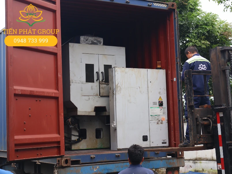 Tien Phat Group thuc hien rut may phay ra khoi container tai Dau Tieng