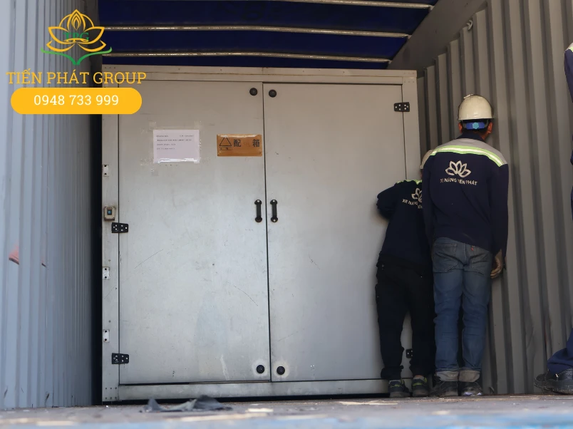 Tien Phat group thuc hien du an dong rut container may moc tai Duc Hoa, Long An