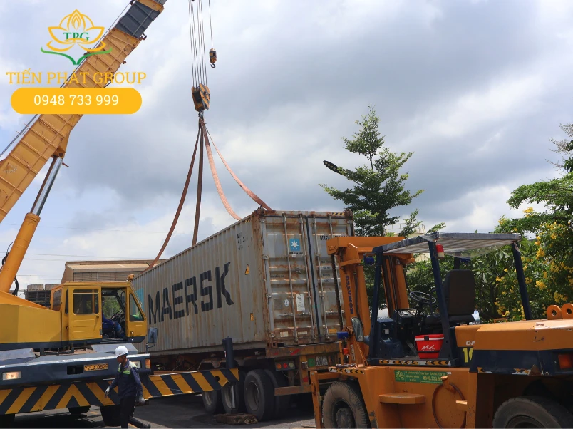 Tien Phat su dung cac loai phuong tien va thiet bi chuyen dung nhu con lan, con rua, xe nang hang, xe cau, xe nang nguoi