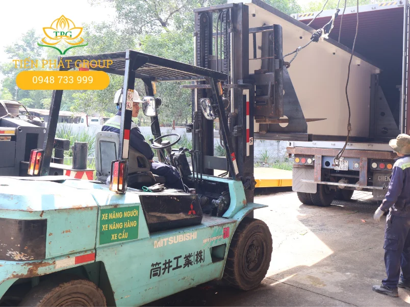 Hinh anh Tien Phat Group cho thue xe nang dau 3 tan rut container tai TPHCM