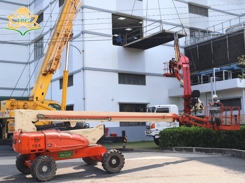 xe nang nguoi boom lift can ong long