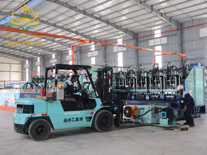 Dịch vụ cho thuê xe nâng bốc hàng TpHCM, Bình Dương, Đồng Nai 2 Doi ngu nhan su chuyen nghiep