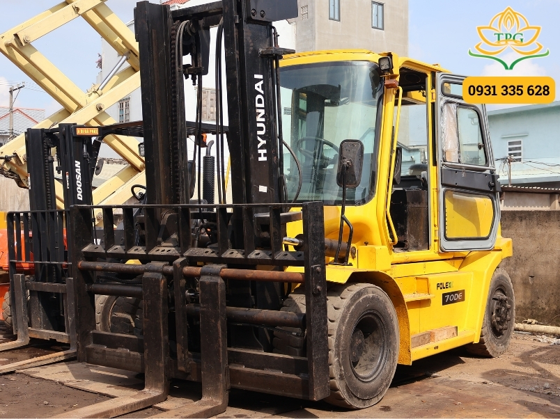 So sánh xe nâng dầu và xe nâng điện, nên mua/thuê loại nào? 6 chi phi mua ban dau va tong chi phi so huu
