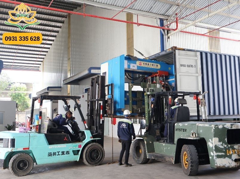 So sánh xe nâng dầu và xe nâng điện, nên mua/thuê loại nào? 4 moi truong lam viec