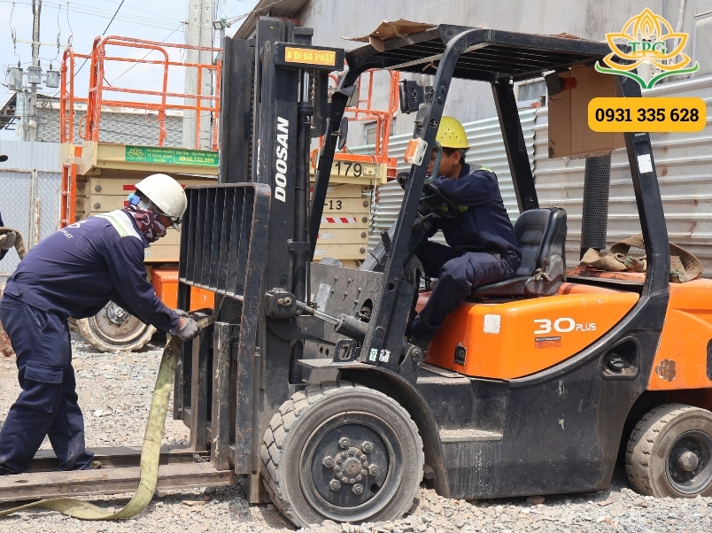Bảng giá xe nâng dầu Toyota, Komatsu, LTMG mới nhất 2025 6 so sanh gia xe nang dau moi va cu
