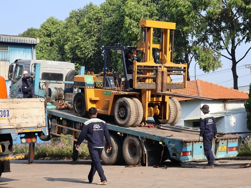 Bảng giá xe nâng dầu Toyota, Komatsu, LTMG mới nhất 2025 5 xe nang dau komatsu 10 tan fd100