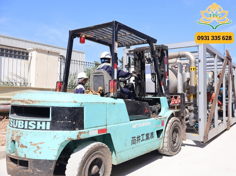 So sánh xe nâng dầu và xe nâng điện, nên mua/thuê loại nào? 1 xe nang dau la gi