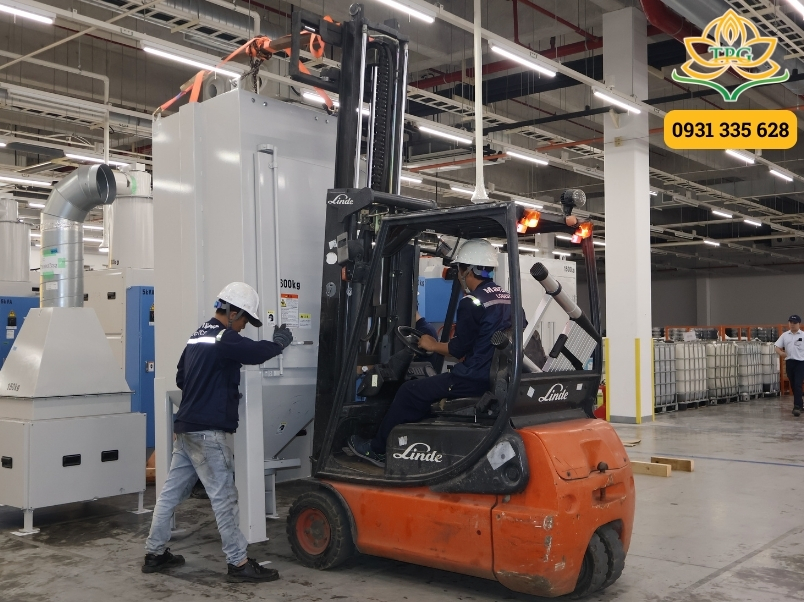 So sánh xe nâng dầu và xe nâng điện, nên mua/thuê loại nào? 2 xe nang dien la gi
