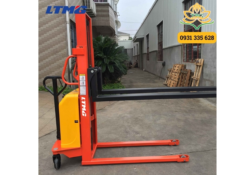 Xe nâng bán tự động là gì? Phân loại, cấu tạo và ứng dụng 2 xe nang ban tu dong 1 tan