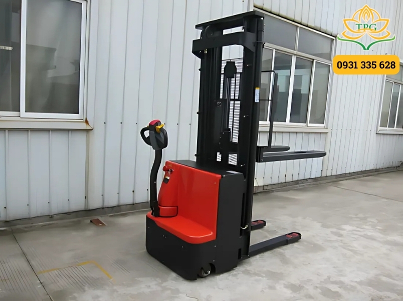 Xe nâng bán tự động là gì? Phân loại, cấu tạo và ứng dụng 3 xe nang ban tu dong 1.5 tan