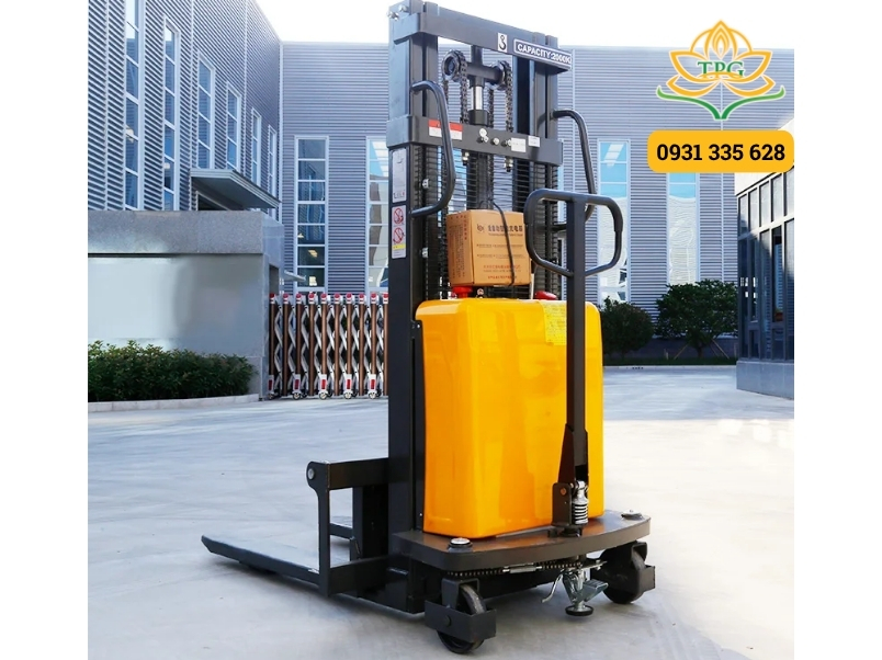 Xe nâng bán tự động là gì? Phân loại, cấu tạo và ứng dụng 4 xe nang ban tu dong 2 tan