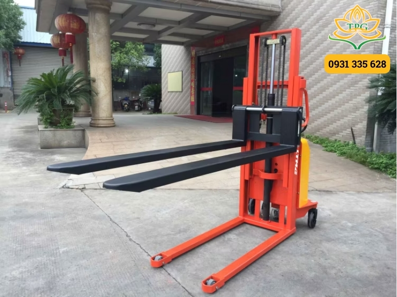 Xe nâng bán tự động là gì? Phân loại, cấu tạo và ứng dụng 1 xe nang ban tu dong la gi