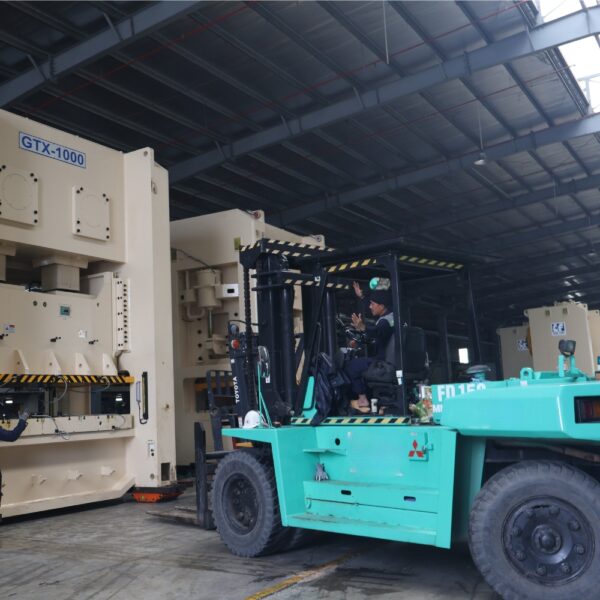 xe nang dau mitsubishi FD150 15 tan