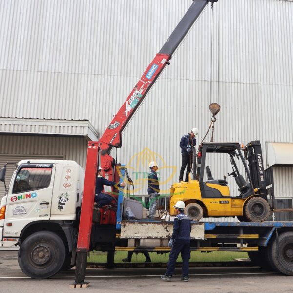 xe tai hino gan cau unic ur505 5 tan