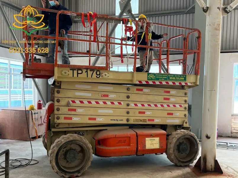 Xe nâng cắt kéo (Scissor Lift) là gì? Cấu tạo, Nguyên lý Và Ứng dụng 1 Cau tao va nguyen ly hoạt dong cua xe nang nguoi cat keo