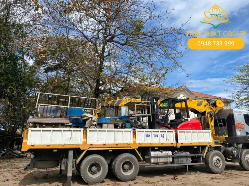 Cho thuê xe cẩu thùng, cẩu Kato tại KCN Phú Chánh 1 Tien Phat Group cung cap xe cau tu hanh tai trong 13 tan, dap ung nhu cau nang ha va van chuyen hang hoa nang tai KCN Phu Chanh.