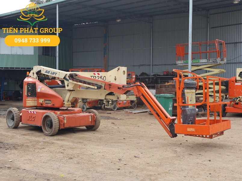 Xe nâng người tự hành là gì? Giá xe nâng người tự hành 2026 2 Cau tao xe nang nguoi tu hanh gom 3 phan chinh va hoat dong dua tren he thong thuy luc va mo to di chuyen