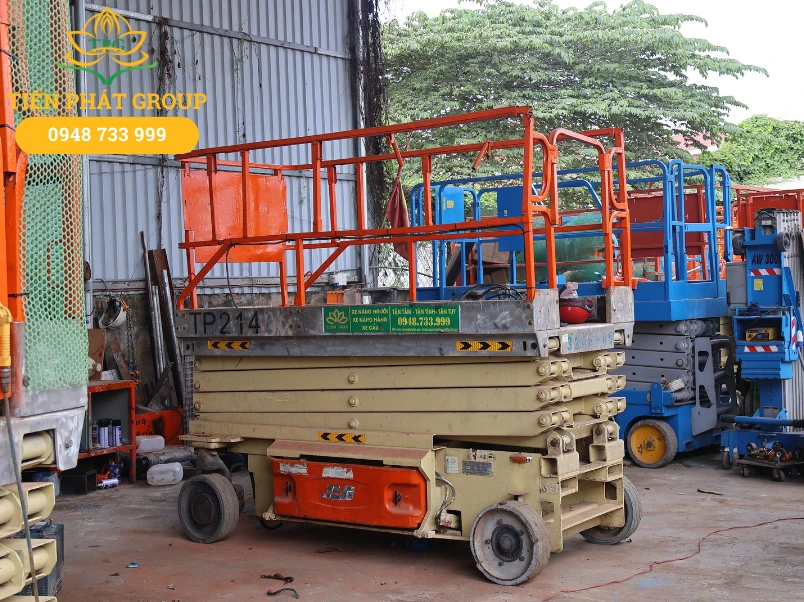 Top 10 hãng xe nâng người uy tín phổ biến nhất 2026 2 JLG la mot thuong hieu xe nang nguoi den tu My, noi tieng voi cac san pham chat luong