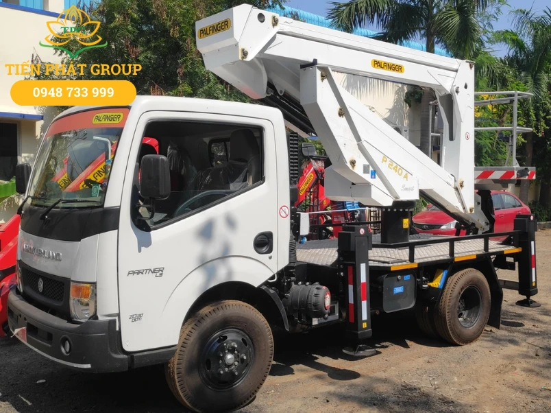 Top 10 hãng xe nâng người uy tín phổ biến nhất 2026 6 Palfinger la thuong hieu xe nang nguoi so 1 ve cac giai phap nang ha thuy luc gan tren xe tai