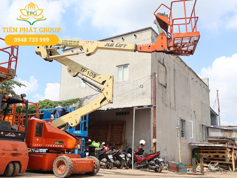Xe nâng người tự hành là gì? Giá xe nâng người tự hành 2026 6 Xe nang nguoi tu hanh Boom Lift can gap khuc