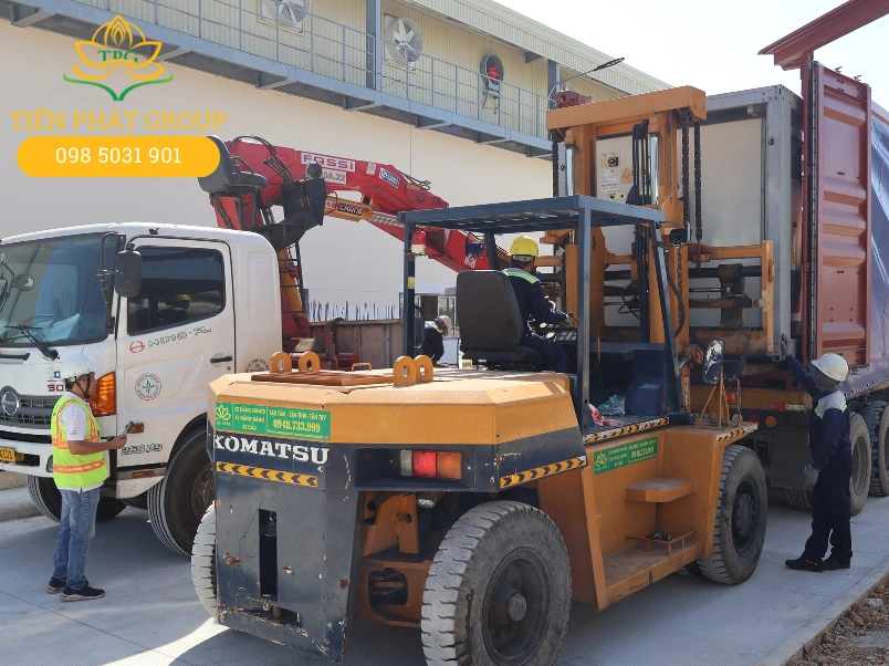 Đóng rút container Tây Ninh giá rẻ: Xe nâng, xe cẩu trọn gói 4 Cac thiet bi su dung dong rut container cua Tien Phat bao gom xe nang, xe cau va cac thiet bi di doi may moc chuyen dung