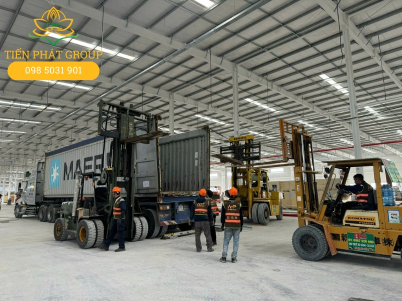Đóng rút container tại Khánh Hòa trọn gói, uy tín 24/7 3 Nen chon dich vu dong rut container cua Tien Phat vi doi ngu nhan cong giau kinh nghiem, thiet bi hien dai va dam bao an toan hang hoa cho khach hang