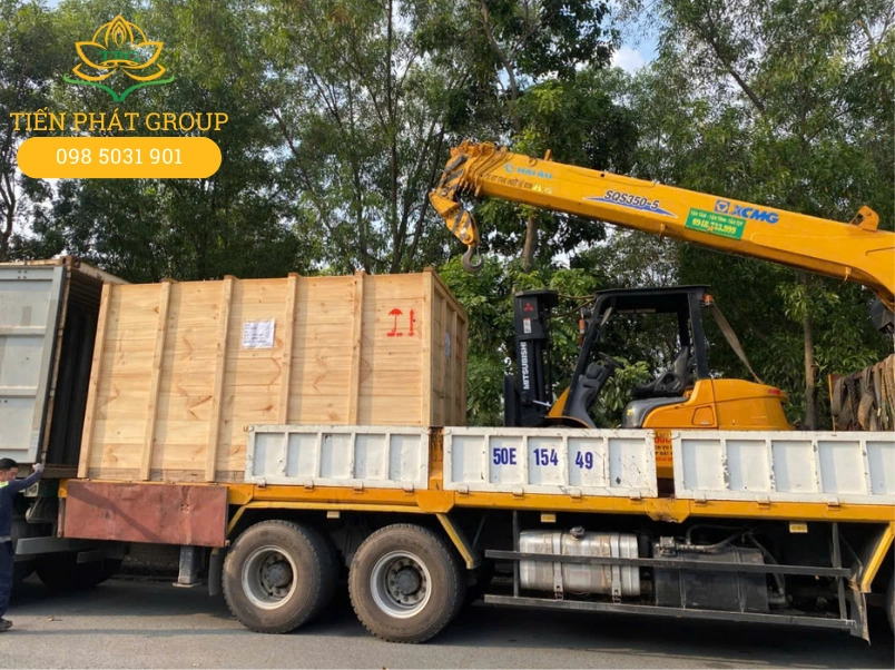 Bảng giá đóng rút container tại Vũng Tàu mới nhất 2026 3 Phuong tien dong rut container cua Tien Phat da dang bao gom xe nang, xe cau Kato va cac thiet bi robot doi may