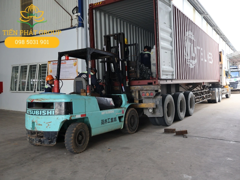 Đóng rút container Tây Ninh giá rẻ: Xe nâng, xe cẩu trọn gói 2 Quy trinh dong rut container tai Tay Ninh duoc Tien Phat chuan hoa qua 5 giai doan nghiem ngat