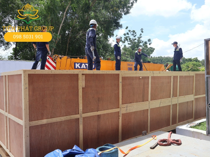 Đóng rút container Tây Ninh giá rẻ: Xe nâng, xe cẩu trọn gói 7 Tien Phat thuc hien du an dong hang xuat khau va chen lot cho doanh nghiep FDI tai KCN Trang Bang