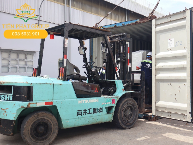 Đóng rút container Tây Ninh giá rẻ: Xe nâng, xe cẩu trọn gói 6 Tien Phat thuc hien du an rut ruot va lap dat day chuyen may det tai KCN Phuoc Dong
