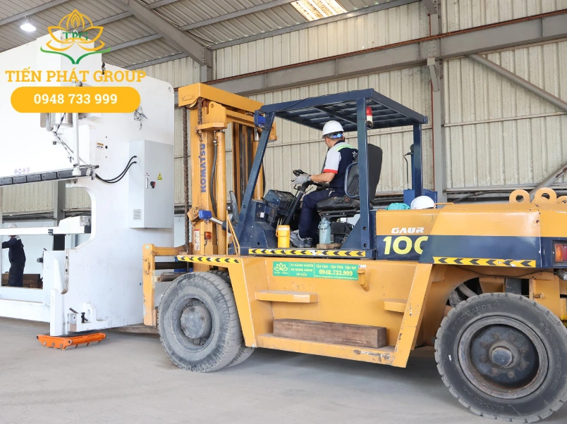 Top 10 thương hiệu xe nâng hàng tốt nhất 2026 1 Xe nang Komatsu thuoc thuong hieu xe nang hang Nhat noi bat voi cong nghe thuy luc kep