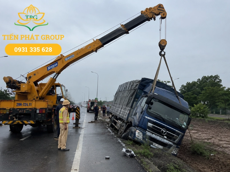 Ứng dụng của xe cẩu trong thi công cơ giới, vận tải và di dời máy móc 6 Ung dung xe cau trong cuu ho giao thong