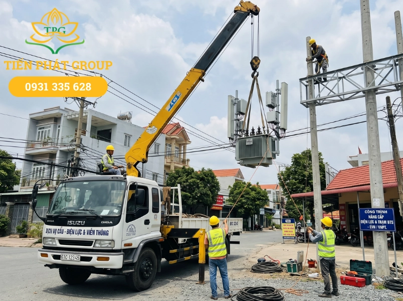 Ứng dụng của xe cẩu trong thi công cơ giới, vận tải và di dời máy móc 5 Ung dung xe cau trong dien luc va vien thong