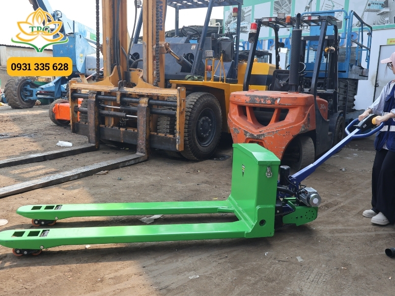 Hướng dẫn sử dụng xe nâng tay cơ, điện và xe nâng tay cao đúng cách 2 huong dan su dung xe nang tay dien