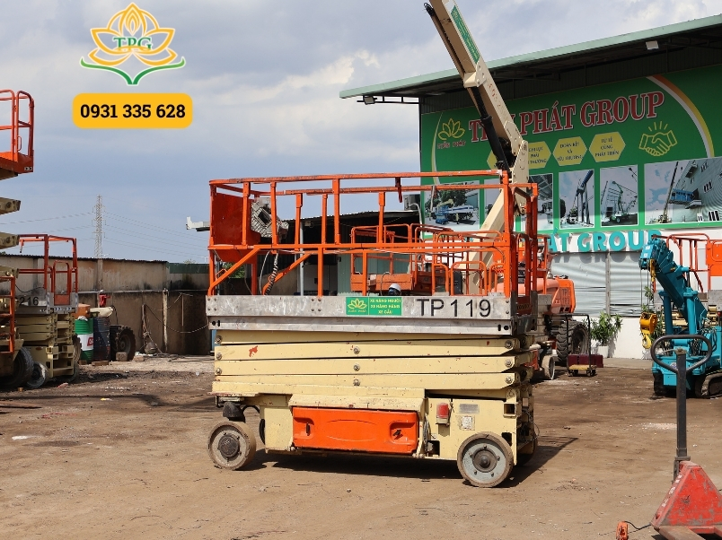 Dự án cho thuê xe nâng người thi công nhà máy tại KCN Châu Đức 1 Xe nang nguoi cat keo jlg 3246