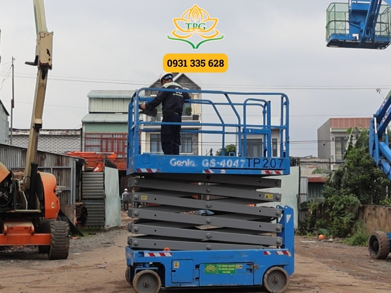 Dự án cho thuê xe nâng người thi công nhà máy tại KCN Châu Đức 2 xe nang nguoi cat keo genie 4047